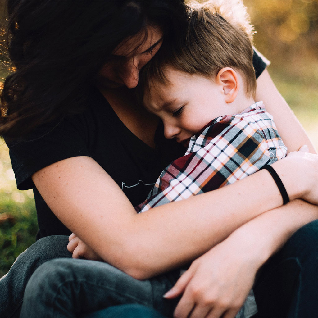 родителска прегръдка на малко момче от майка му